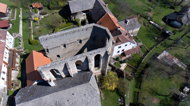 Klášterní zdi stojí v blízkosti zřícenin hradu Kuklov. V roce 1495 byl založen klášter poustevníků řádu sv. Františka z Pauly. Řeholníky povolal do Kuklova Petr IV. z Rožmberka se svým bratrem Oldřichem z Rožmberka. Pauláni zahájili výstavbu kláštera, který však nebyl nikdy dokončen. Pravděpodobně okolo roku 1530 opustili řeholníci nedokončený klášter, který od té doby postupně zchátrá.