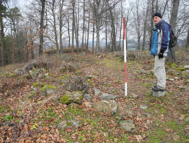 Geodetickým bodem je hluboko zakopaný kámen, který sem dopravil můj otec někdy v polovině let šedesátých. Jako malý kluk jsem občas osazování kamenů asistoval.