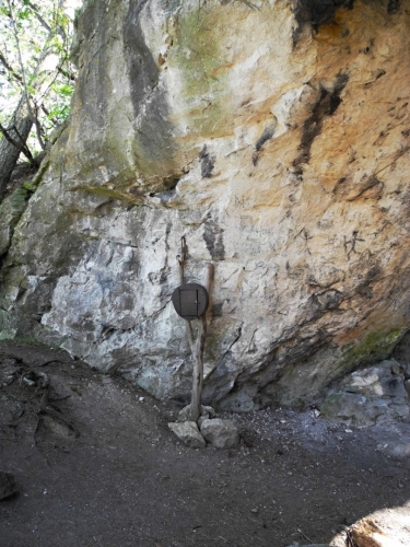 Aksamitova brána vede do podzemí. Na vrchol Kotýze musíme vystoupat nad ni...
