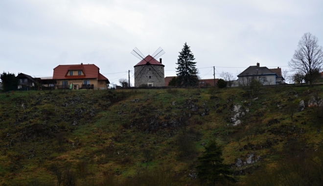 Větrný mlýn holandského typu z roku 1865 je postavený z bílého neomítnutého vápence.