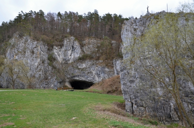 Hřebenáč a Sloupská jeskyně.