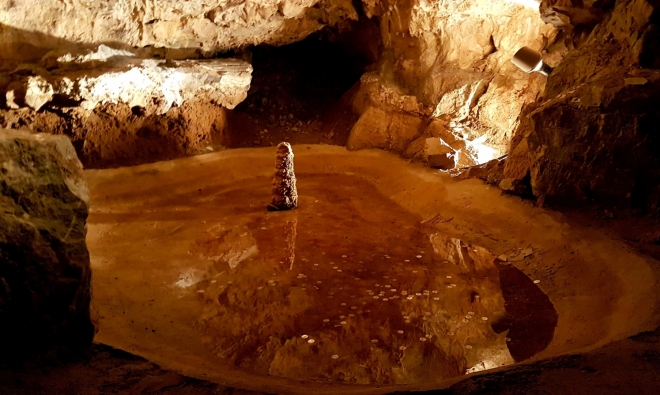 Osamocený stalagmit.