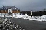 Od Horské Kvildy jdeme pěkně daleko na lyžařskou stopu. A to jsem tvrdil, že je to asi 200 metrů. Všichni jsou za to rádi. Do stopy se v tomto počasí moc netěší.