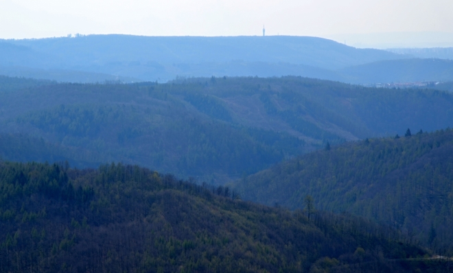 Televizní vysílač Hády (nedaleko Brna) je výrazným orientačním bodem Hádecké planinky.