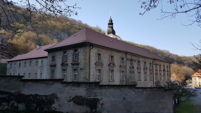 Biskupský klášter.