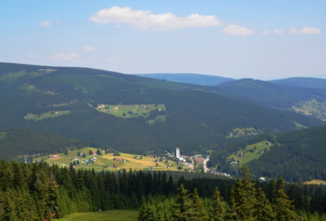 Z Pece na nás vyzývavě zírá hotel Horizont. My zvolili podstatně skromnější ubytování.