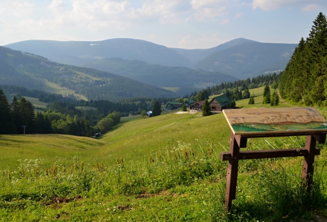Výhled od Husovy boudy, u které kluci počkají až pro ně dojedu. Já si zatím budu ničit nohy při nepříjemném prudkém sestupu do Pece.