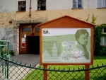 No a tady jsme u našeho pensionu našli konečně i portrét slavného grázlíka. Nevypadal zase až tak strašně, co?