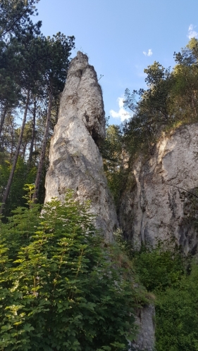 Skalní jehla u Rajeckých Teplic.
