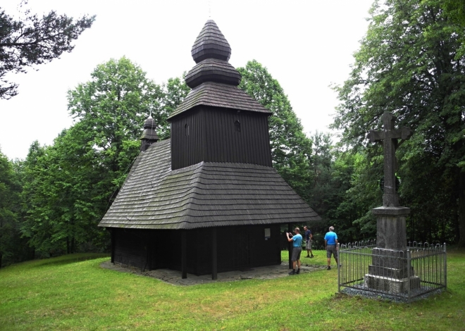 Cerkva přenesení ostatků svatého Mikuláše v Ruské Bystré byla postavena v roce 1730 na návrší obce v době panování římskoněmeckého císaře Karla VI. Je to srubová stavba z jehličnanových ručně tesaných trámů, na koncích spojených tesařským čepováním a zadlabaných. Spodní trámy, povrchově ošetřené černou barvou proti dřevokaznému hmyzu, jsou uloženy na kamenné podezdívce.Zdroj: Wikipedia