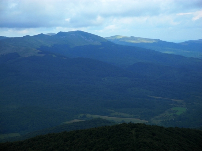 Vzdálená Tarnica (1 346 m n. m.) je ještě v poských Bieščadech.