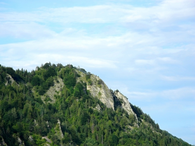 Haligovské skály visí nad kempem...