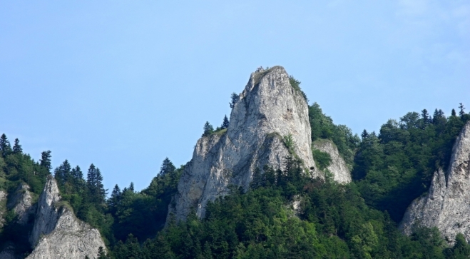 Na nejvyšší vrchol Tří Korun vede železné schodiště. A nahoře je stále plno.