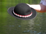 Goralský klobouk je na plti nezbytný.