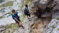 Před skalním oknem. Kritická část sestupu.
