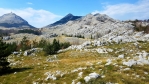 Vlevo Štirovnik (1 748 m n. m.), vlevo Jezerski (1 657 m n. m.).