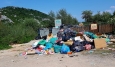 U parkoviště nedaleko Skadarského jezera působí cedule o zeleném ostrovu pitoreskně.