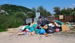 U parkoviště nedaleko Skadarského jezera působí cedule o zeleném ostrovu pitoreskně.