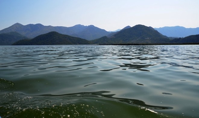 Také Skadarské jezero je obklíčeno horami, přestože leží pár metrů nad mořem.