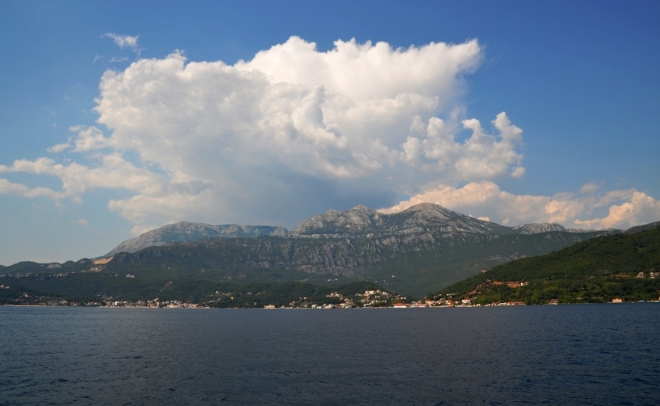 Hory kolem Boky Kotorské přesahují mnohdy tisícimetrovou výšku.