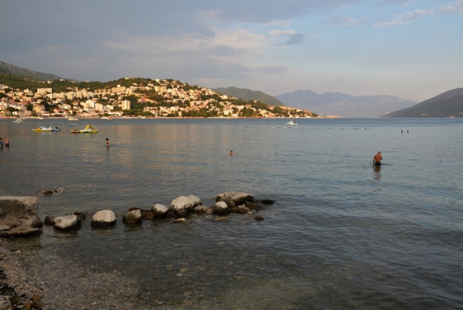 Moře u pláže v Igalu je velmi mělké. I proto jsme přistáli o pár km dál v Herceg Novi. Ale času do odjezdu domů (21 hod) jsme měli dost.