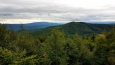 Výhled z cesty, která obtáčí horní část vrcholu Chlum (1 191 m n. m.) je velkolepý.