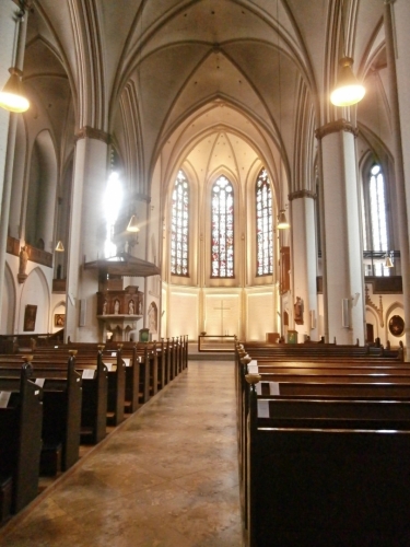 Hlavní loď s oltářem v kostele svatého Petra