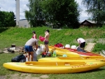 Po našem příjezdu do kempu v Sušici musíme my čekající vyslechnout hrůzyplná vyprávění vodáků, co sjížděli v té supervelké vodě až z Rejštejna. Není tak ani trochu překvapivé, že se hned po nalodění první loď převrhne. Shodou neblahých okolností jsem to já s Lukášem. A tak jako háček dostvá hned zkraje poprvé pořádně vynadáno. Neměl mi dávat pod zadek tu mokrou sací houbu, blbec...