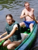 A kdopak že to připlouvá po Otavě? Je to pocestný? Není to pocestný, je to Luděk s celou svou famílií. Hned jejich fotogenickou loďku zvěčňuji.