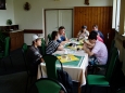 Tady postupně jíme. Postupně proto, protože každý další společně objednaný talíř je nošen až když je předchozí dojedený. Asi jim došly talíře. Ale co, času je dost a prázdniny jsou přece teprve na začátku.