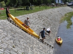 Dnes se stále vzájemně předjíždíme s dětmi z Opařan a ještě také ošlehanými vodáky s letitou praxí. Původně jsme chtěli tady někde i pojíst, ale bojíme se přijít o materiál a tak oběd oddalujeme. Nakonec z toho bude večeře.