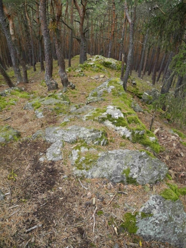 Skalnatý hřbet dal Kamenné bábě i druhé jméno - Skalky.