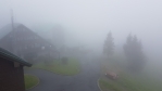 Po dešti je Červenohorské sedlo utopeno v husté mlze. Ta hrozí, že bude viset na vrcholy hor i další den.