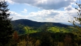 Ucháč a Tři kameny leží na opačné straně Přemyslovského sedla.