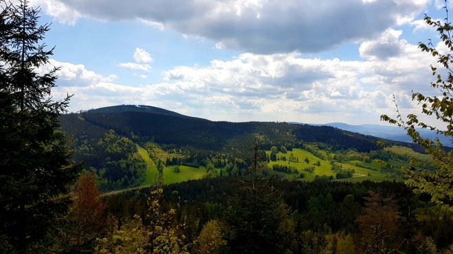 Ucháč a Tři kameny leží na opačné straně Přemyslovského sedla.