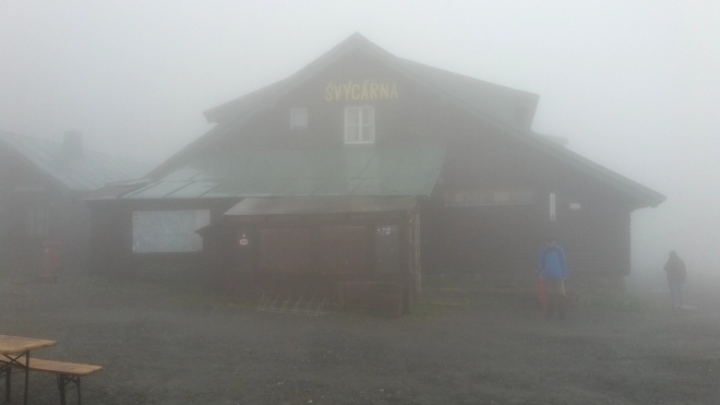 Švýcárna v husté mlze.