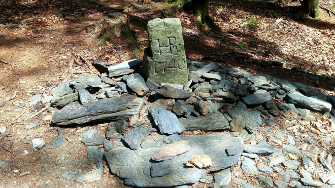 Historický hraniční kámen z roku 1740 při cestě ze Ztracených kamenů na Skřítek.