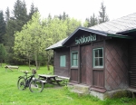 Chata Sedlovka stojí mezi vrcholy Lyry a Žárovým vrchem. Oba zdobí skály s výhledy.