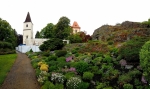 Malá botanická zahradu pohled k hradu zpříjemní...