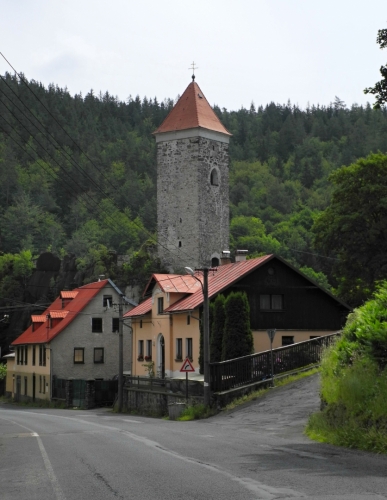 Hrad Nejdek byl založen zřejmě ve 14. století, připomínán roku 1341 za Petra Plika, jehož potomci hrad vlastnili do roku 1405, od polovině 15. století Šlikové. Ti jej roku 1602 prodali Bedřichu Kolonovi z Felsu, jehož potomkům zkonfiskován a prodán Černínům. Za třicetileté války vyhořel. Zachována hranolová věž na skalnatém ostrohu nad kostelem; roku 1831 sneseno poslední patro a změněna ve zvonici. (www.mapy.cz)