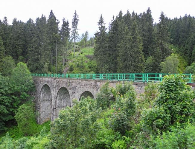 Železniční viadukt u nádraží v Perninku...