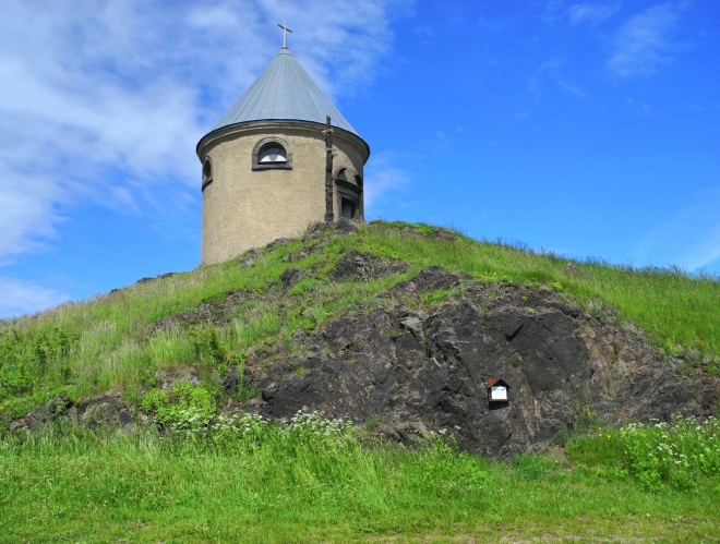 Drobná sakrální stavba pocházející z roku 1672. Jedná se o památkově chráněnou barokní stavbu navrženou Františkem Juliusem, která se vyznačuje kruhovou dispozicí a kuželovitou střechou. (www.mapy.cz)