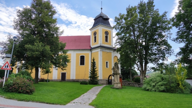 Barokní kostel sv. Máří Magdaleny v Deštné, postavený podle projektu J. B. Santiniho v r. 1844, kdy došlo k úpravě kostelních věží. Uprostřed travnatého prostranství před kostelem se nalézá historicky cenné sousoší Svaté Rodiny se sv. Jáchymem a Annou.