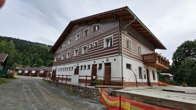 V této budově máme svůj apartmán. 
