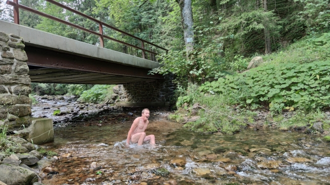 Luděk se chladí v ledové vodě. 