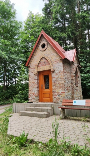 Kaplička nad kempem Zákoutí. 