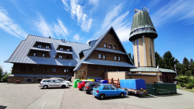 Suchý vrch - Kramářova chata s rozhlednou. 