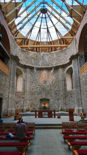 Vnitřek kostela v Neratově. 