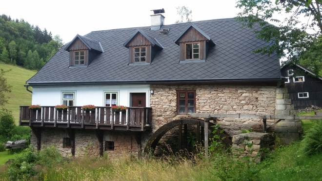 České Petrovice-mlýn na svrchní vodu v údolí potoka Orličky. 