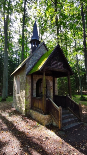 Černínská kamenná lesní kaple s dřevěnou zvoničkou z r. 1898 v Evženově údolí. 